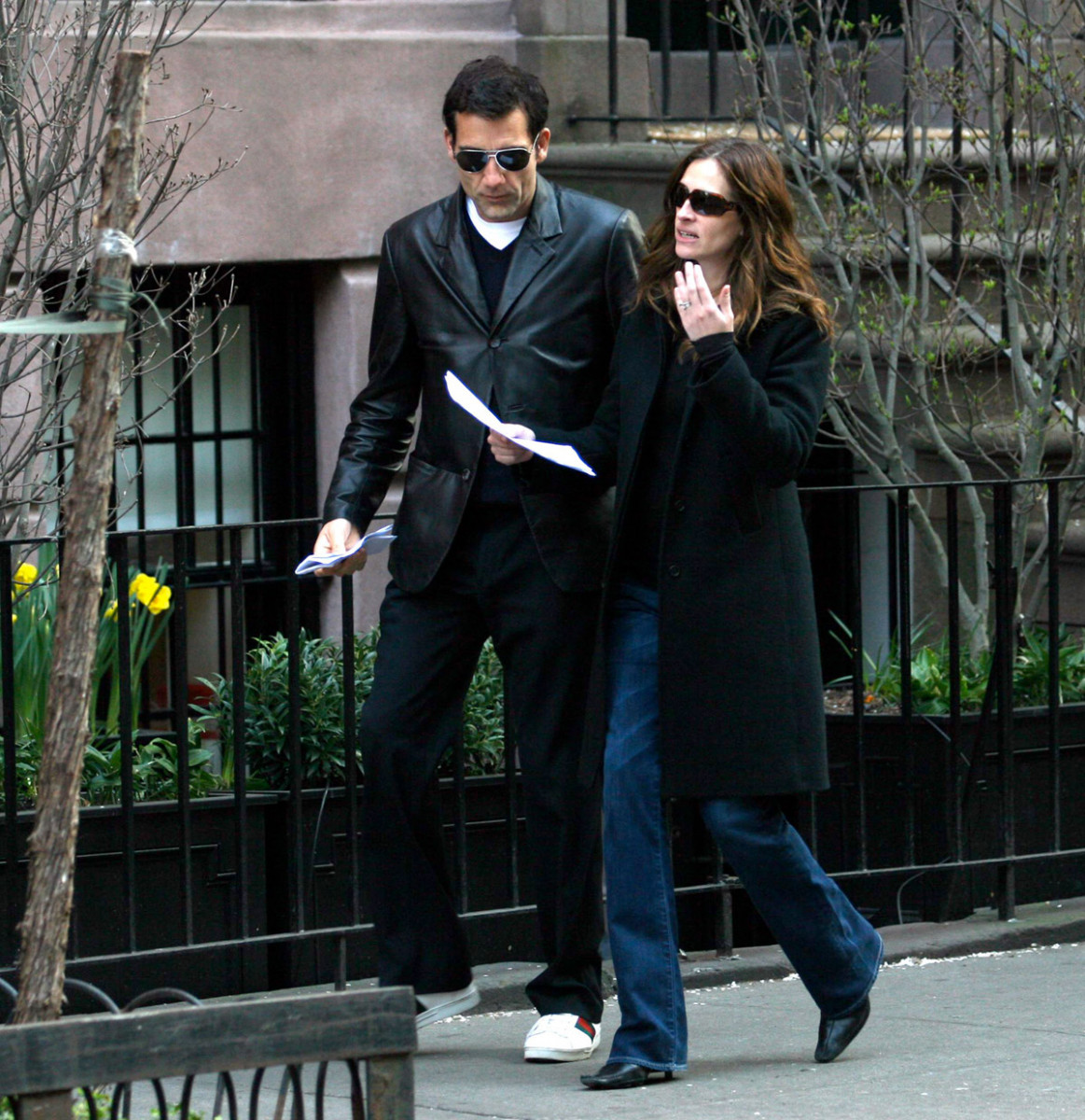 80980_celebutopia-julia_roberts_and_clive_owen_filming_duplicity_in_nyc-10_122_1050lo