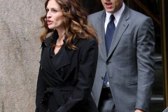 julia-roberts-duplicity-filming-on-location-at-lord-taylor-in-new-york-on-april-14-2008-1bhaeg