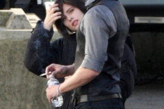 due-protagonisti-del-seguito-di-twilight-new-moon-durante-una-pausa-set-del-film-a-vancouver-108302