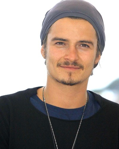 Orlando Bloom in un triangolo amoroso  