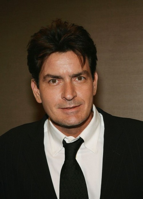 Charlie Sheen licenziato in tronco dalla CBS  