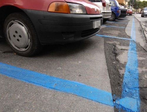 I parcheggi blu sono illegali, denunciano le Iene  