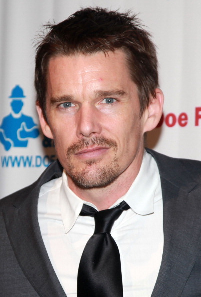 Ethan Hawke in Atto di Forza assieme a Colin Farrell  